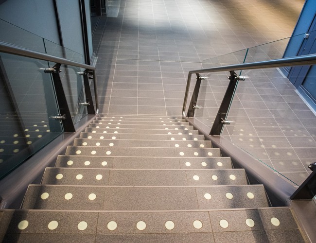 Trappen en vloeren voor stations door Mutsaerts Natuursteen