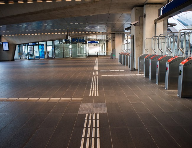 Tactiele vloeren voor stations door Mutsaerts Natuursteen