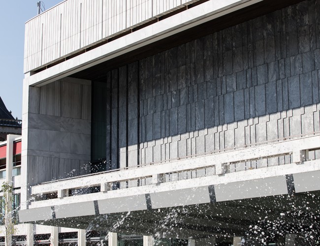 Natuursteen en beton voor stadhuis