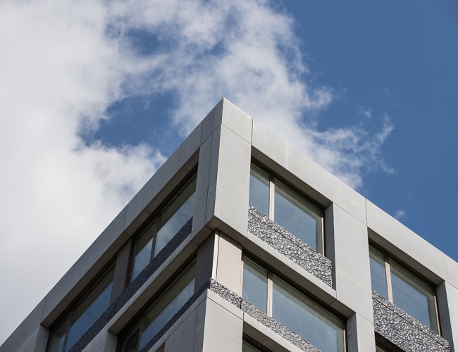 Appartementen met gevelbekleding van Mutsaerts Natuursteen