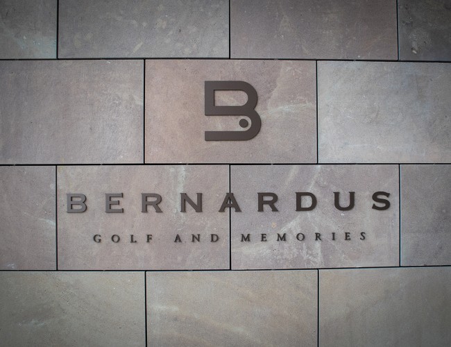 Logo Bernardus Golf op natuursteen