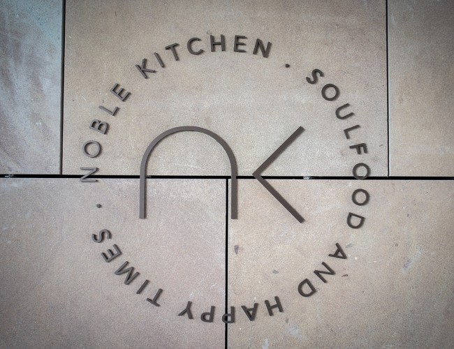 Logo Noble Kitchen op natuursteen - Bernardus Golf