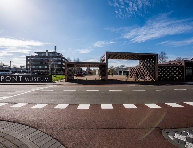 Voorzijde entreepoort de Pont